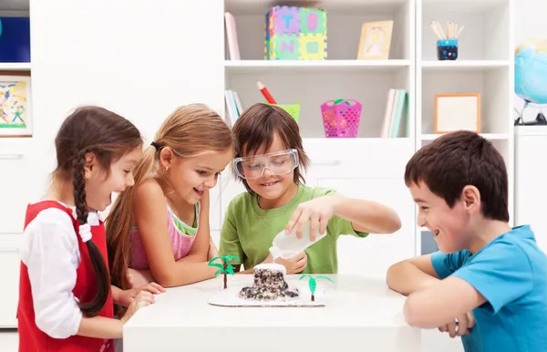 Bambini che osservano un progetto di laboratorio scientifico a casa — Foto Stock