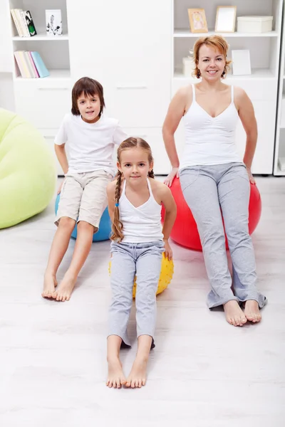 Donna e bambini che si allenano a casa — Foto Stock