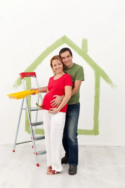 Glückliches Paar renoviert sein Haus und erwartet ein Baby — Stockfoto