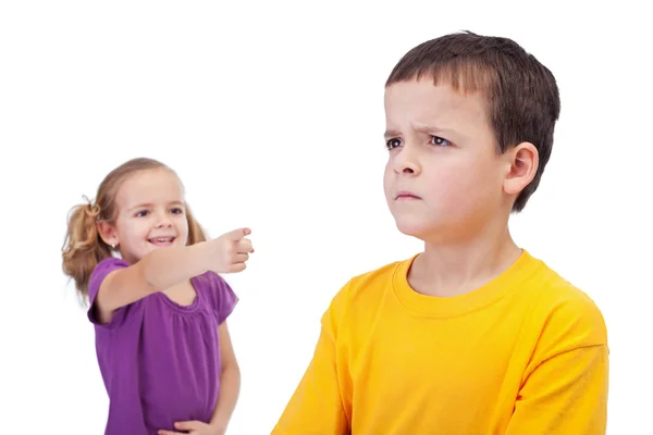 Escola bullying conceito com menina zombando menino — Fotografia de Stock