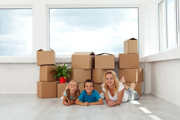 Mulher feliz e crianças em sua nova casa — Fotografia de Stock