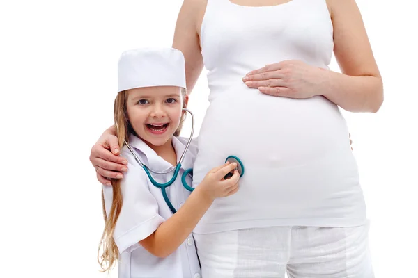 Zwangere vrouw de baby met haar kind verwacht — Stockfoto