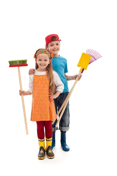 Kinderen met tuinieren keukengerei en rubber laarzen - geïsoleerd — Stockfoto