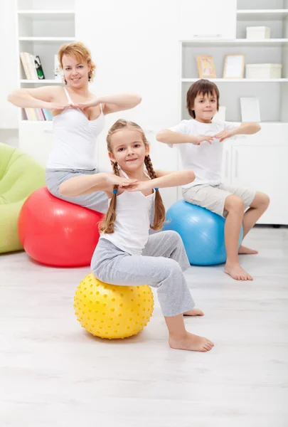 Exercice de gymnastique avec les enfants — Photo