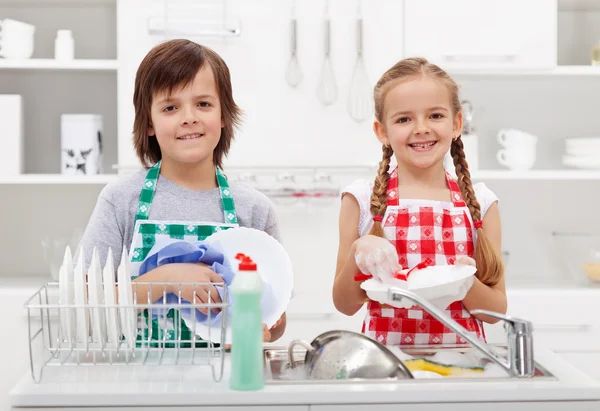 Szczęśliwy dzieci, pomoc w kuchni — Zdjęcie stockowe