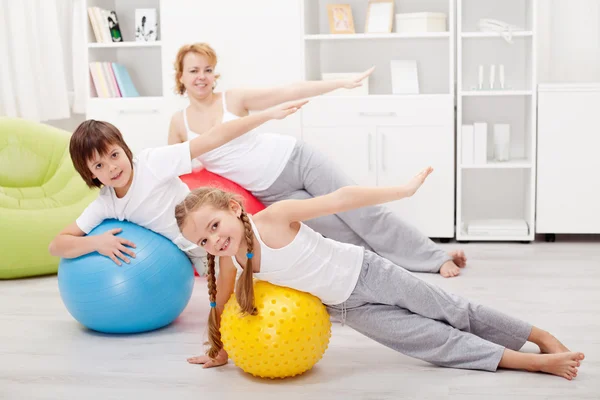 Niños haciendo ejercicio con su madre — Foto de Stock