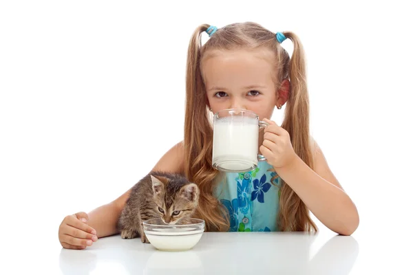 Beste Kumpels, die gemeinsam Milch trinken — Stockfoto