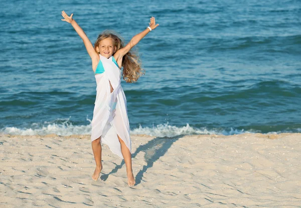 Feliz salto de verão à beira-mar na praia — Fotografia de Stock
