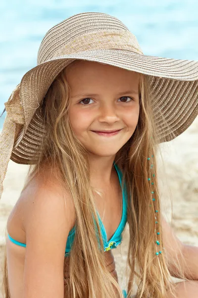 Liten flicka på stranden porträtt — Stockfoto