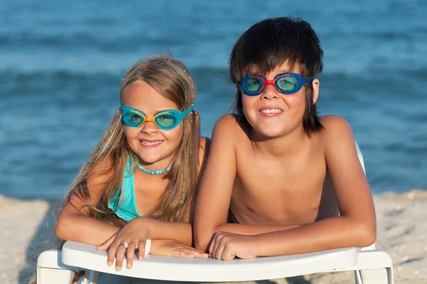 Crianças com óculos de natação na praia — Fotografia de Stock