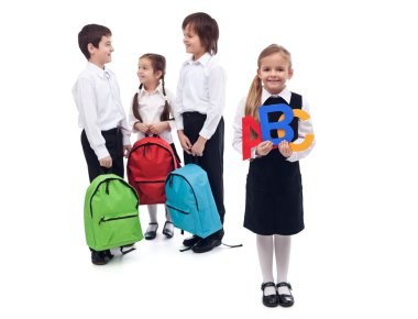 konuşan çocuklar bir grup ile okul kavramı geri