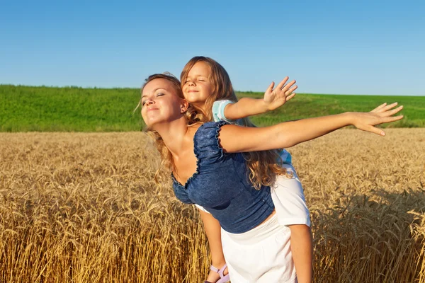 Genieten van de warmte van de zon — Stockfoto