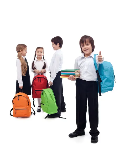 Los amigos se reúnen en la escuela - concepto de vuelta a la escuela — Foto de Stock