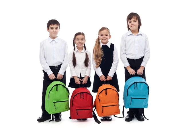 Skupina šťastné děti s brašny - zpátky do školy koncept — Stock fotografie