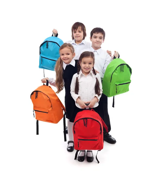 Groupe d'enfants heureux avec des sacs d'école colorés — Photo