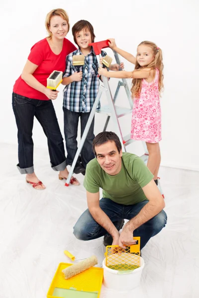 Familie streicht gemeinsam ihr Haus neu — Stockfoto