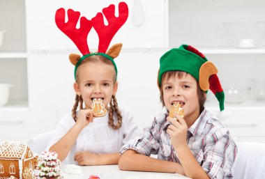 Çocuklar Noel şapka zencefilli kurabiye yemek