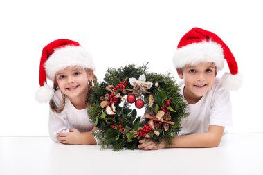 çocuklarla geleneksel Noel çelenk