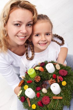 kadın ve kız ile Noel çelenk