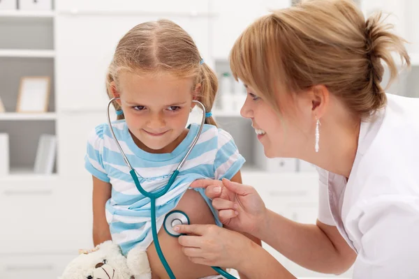 Маленькая девочка у врача на осмотр — стоковое фото