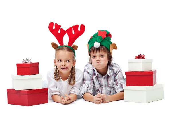 Crianças de Natal com presentes e chapéus engraçados isolados — Fotografia de Stock