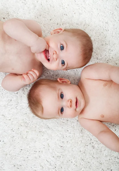 Twin babies laying on the floor — Stock Photo, Image