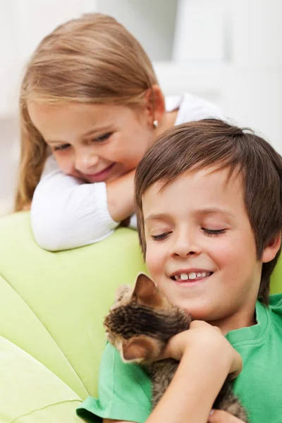 Barn med deras nya husdjur — Stockfoto