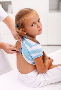 Doktor muayene için küçük kız