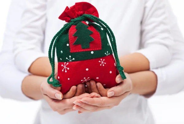 Dar regalos a los seres queridos en el concepto de Navidad —  Fotos de Stock