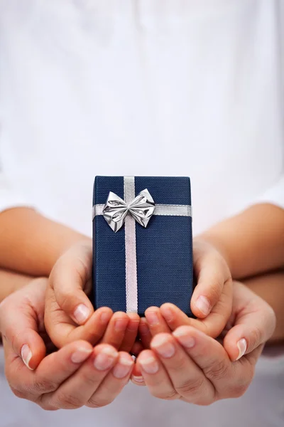 Giving presents concept for the holidays — Stock Photo, Image