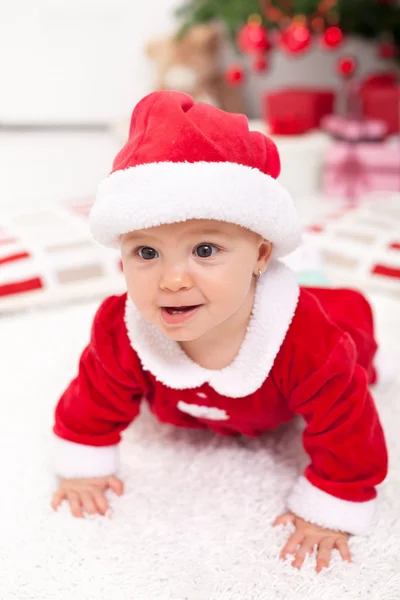 Bebê menina em santa roupa rastejando — Fotografia de Stock