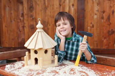 Kış saati için bir büyük kuş kafesi inşa mutlu çocuk