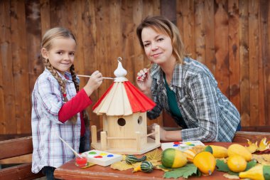 kadın ve küçük kızı kuş ev Boyama