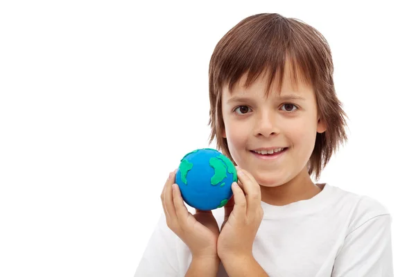 快乐的孩子抱着地球全球用泥土做成的 — 图库照片