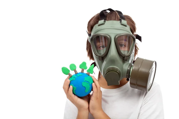 Δάση σημασία - οικολογία έννοια με παιδί φορώντας μάσκα αερίων — Φωτογραφία Αρχείου