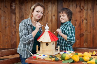 kadın ve oğlu bir kuş ev Boyama