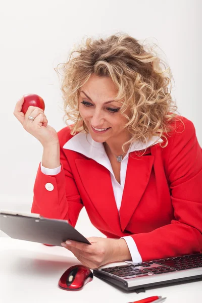 Mujer de negocios feliz o trabajador de oficina leyendo un memorándum —  Fotos de Stock