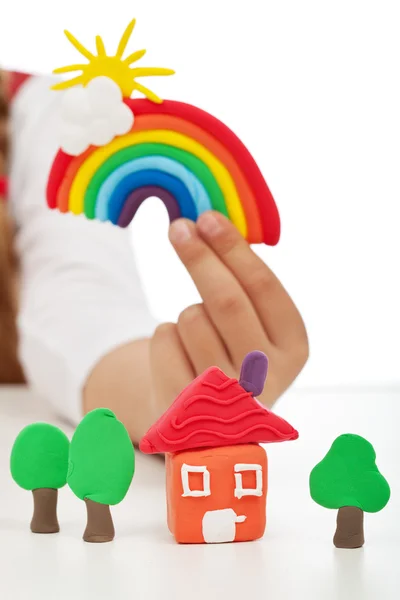 Concepto de ambiente limpio - mano de niño con figura de arcilla colorida — Foto de Stock