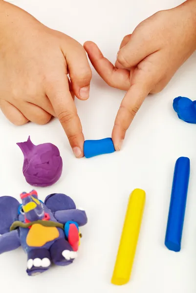Τα χέρια του παιδιού με πολύχρωμο πηλό — Φωτογραφία Αρχείου