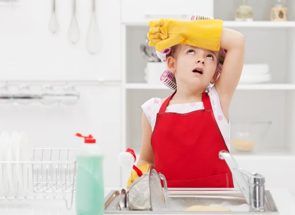 Küçük housekeeping peri ev işleri yorgun — Stok fotoğraf