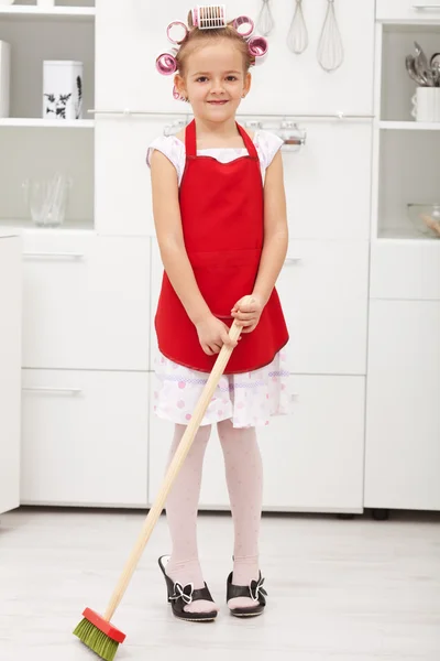 Little girl doing housekeeping work — Stock Photo, Image