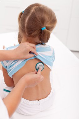 küçük kız doktor stetoskop ile muayene ediliyor