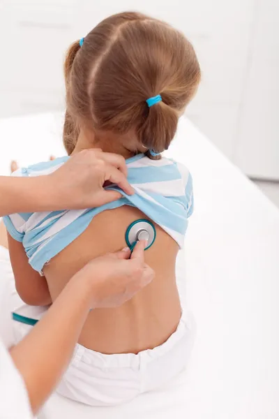 Niña siendo examinada con estetoscopio en el médico — Foto de Stock