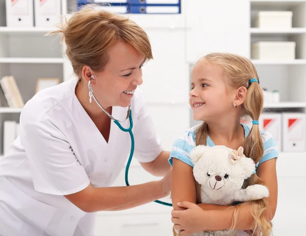 Liten flicka hos läkaren för en checkup undersökning — Stockfoto