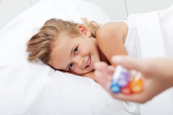 Menina feliz se recuperando da doença com medicina homeopática — Fotografia de Stock