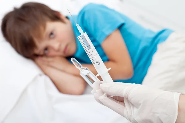 Niño triste a punto de recibir la vacuna o la inyección — Foto de Stock