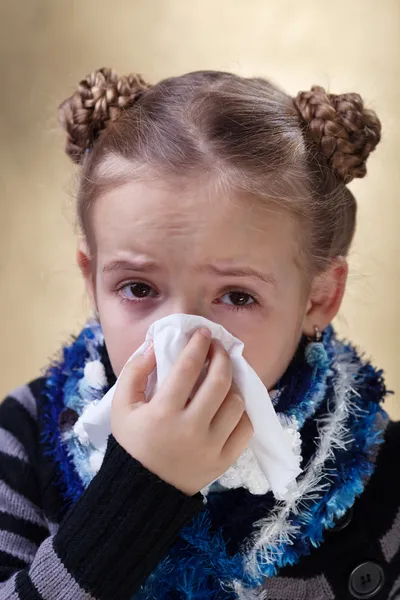 Meisje met de griep blazen haar neus — Stockfoto