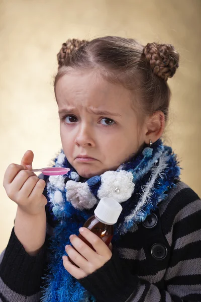 A la niña no le gusta el jarabe para la tos. — Foto de Stock