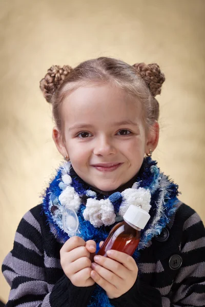 tıbbi şurubu ile küçük kız