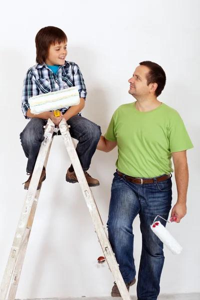 Ung pojke accesing sociala nätverk aplication — Stockfoto